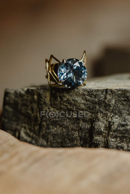 Vista laterale del dettaglio di un anello con gemma — Foto stock