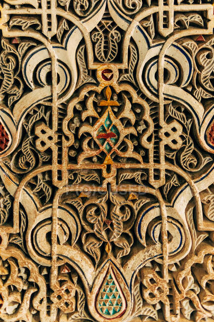 Projeto ornamental de padrões coloridos de metal na parede velha no templo em Marrocos — Fotografia de Stock