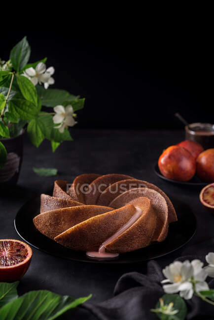 Десерт з сангвініки у спіральній формі на столі декоративним способом — стокове фото