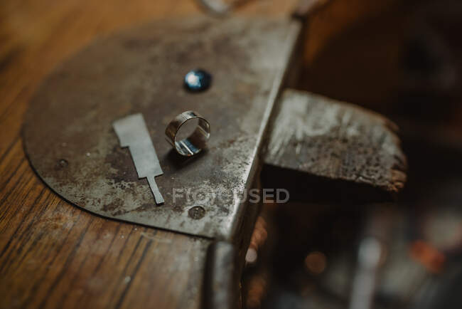Detalhe do anel na oficina ao lado de uma jóia — Fotografia de Stock