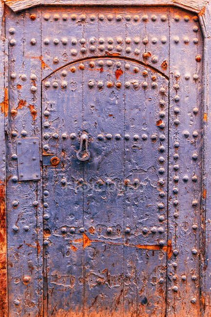 Antigua puerta masiva con adorno exótico tradicional en antiguo hermoso templo en Marruecos - foto de stock