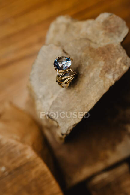Vista lateral del detalle de un anillo con gema - foto de stock