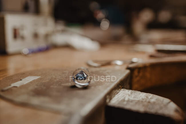 Detail eines Rings in der Werkstatt neben einem Schmuckstück — Stockfoto