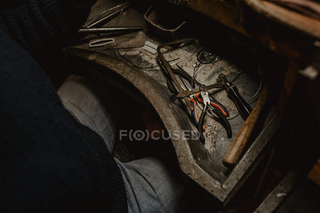 Vue de dessus d'une table dans un atelier de bijouterie éclairé par une lampe — Photo de stock