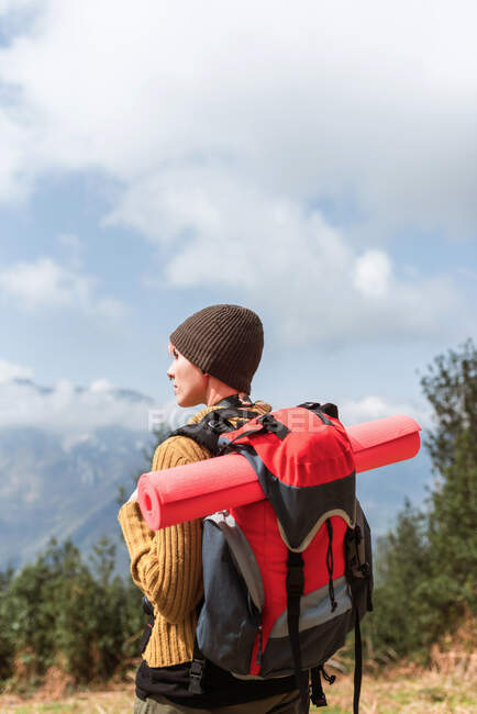 Vue arrière de l'explorateur avec sac à dos debout jouissant de la liberté tout en voyageant dans les montagnes — Photo de stock