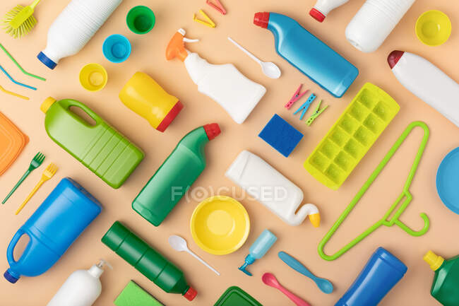 Arrière-plan de divers emballages en plastique colorés — Photo de stock
