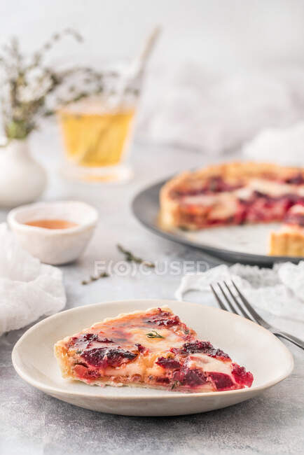 Сверху вкусный свежий кусок пирога с красной свеклой на белой тарелке на подаваемом легком столе в помещении — стоковое фото