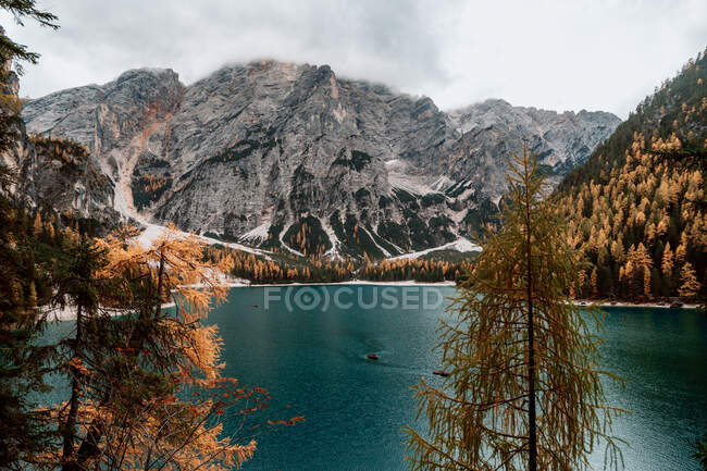 Vistas otoñales del Lago di braies en dolomitas - foto de stock