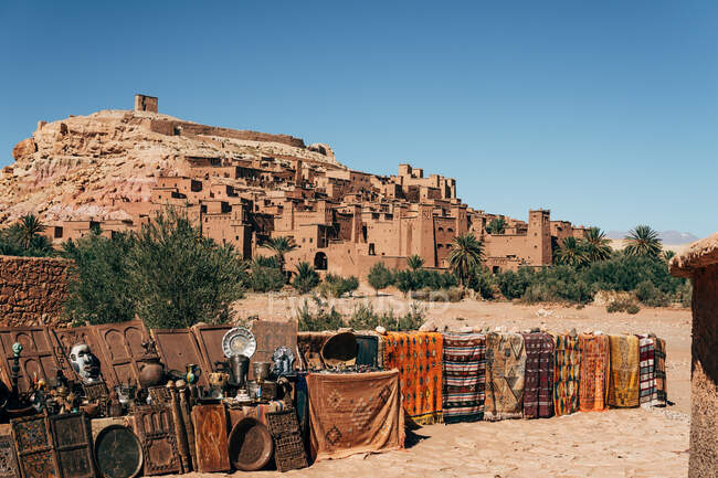 Carpets and handicrafts in the bazaar on the street in Morocco — Stock Photo