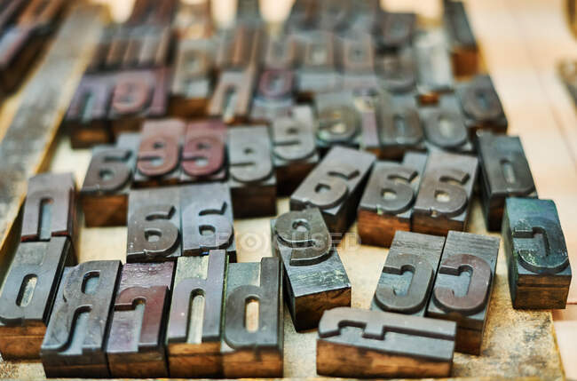 Ensemble de lettres et de chiffres de presse-lettres minables en métal placés dans une boîte en bois en typographie — Photo de stock
