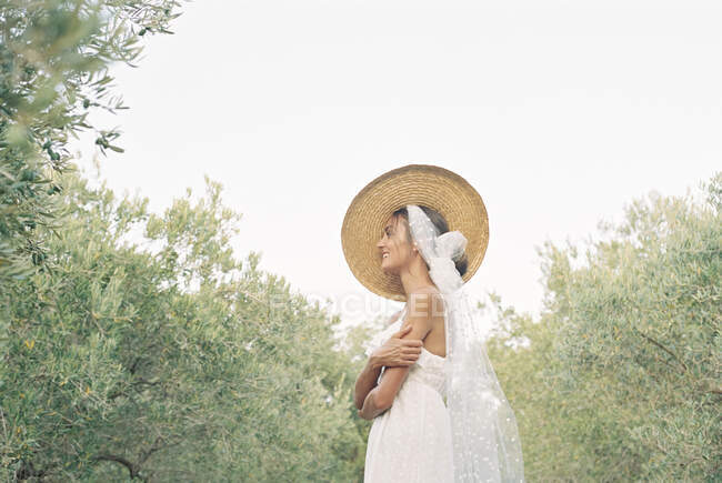 straw hat bride