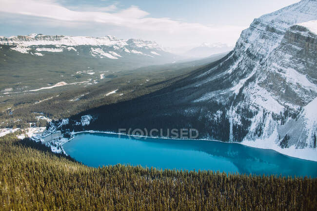 З вище чистого озера Луїза з яскраво - блакитною водою, розташованою біля засніжених гір в зимовий день у провінції Альберта (Канада). — стокове фото