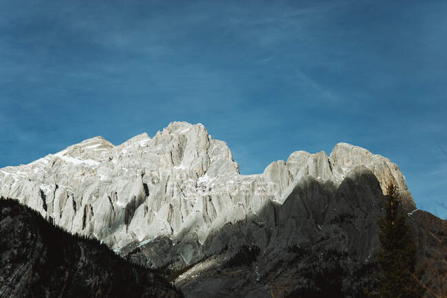 Basso angolo di catena montuosa grezza situato contro il cielo blu vicino a Crescent Falls in Alberta, Canada — Foto stock