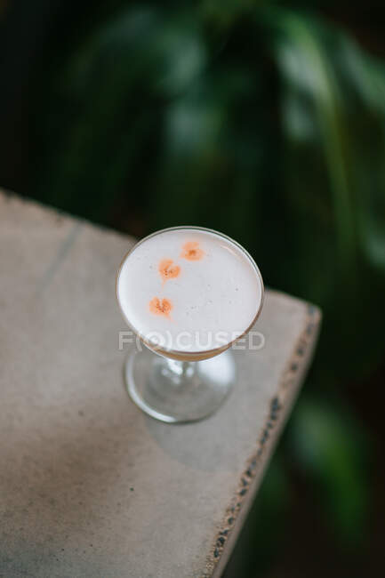 De dessus de verre pisco aigre cocktail alcoolisé à base de liqueur avec jus de citron vert fraîchement pressé avec sirop et blanc d'oeuf — Photo de stock