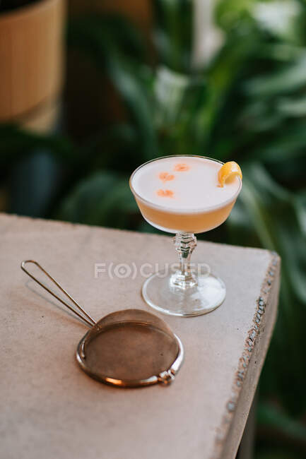 Cóctel alcohólico agrio de pisco de vidrio hecho de licor con jugo de lima recién exprimido con almíbar y clara de huevo - foto de stock