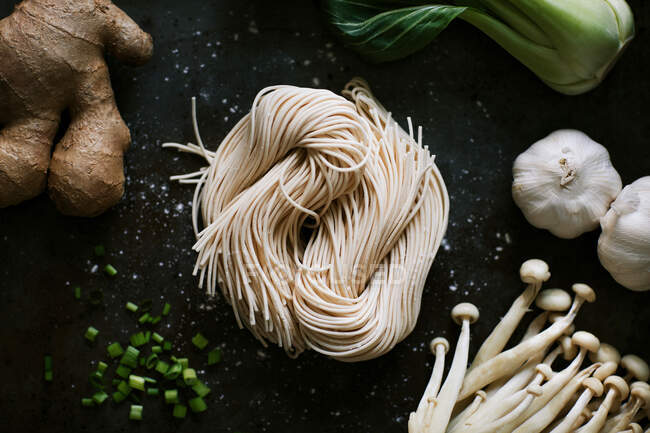 Vue de dessus des ingrédients variés pour une préparation savoureuse de ramen placés dans la cuisine — Photo de stock