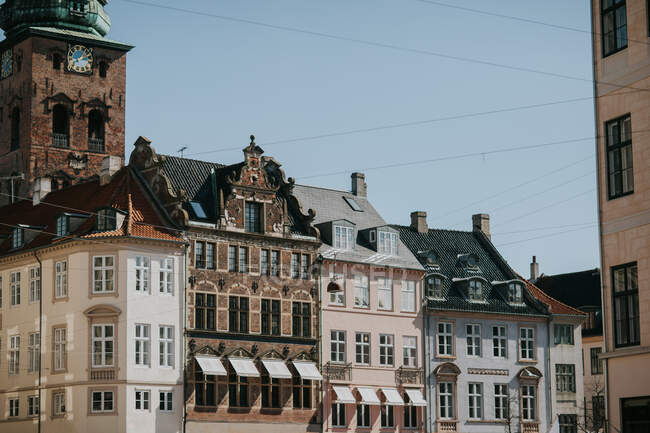 Fachada de edifícios residenciais típicos com telhados localizados no bairro histórico de Copenhague — Fotografia de Stock