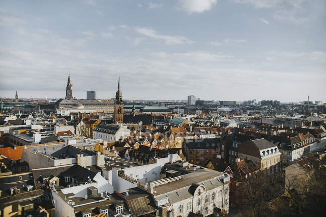 З верхнього боку міста між старою архітектурою Копенгагена. — стокове фото