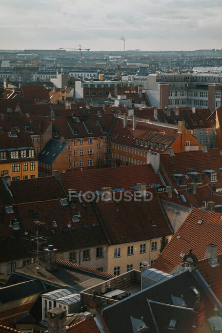 Из выше внешний вид города между старой архитектурой Копенгагена — стоковое фото