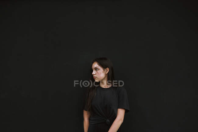 Anonimo donna alla moda in piedi sullo sfondo del muro nero di costruzione in città in Costa Rica — Foto stock