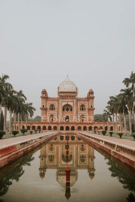 Зовнішній вигляд Сафдарджугів Гробний пісковик і мармуровий мавзолей в Нью-Делі відбивають воду з фонтану. — стокове фото