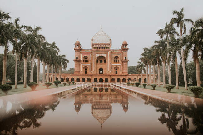Exterior de Safdarjungs Tumba de arenisca y mausoleo de mármol en Nueva Delhi reflejándose en el agua de la fuente - foto de stock