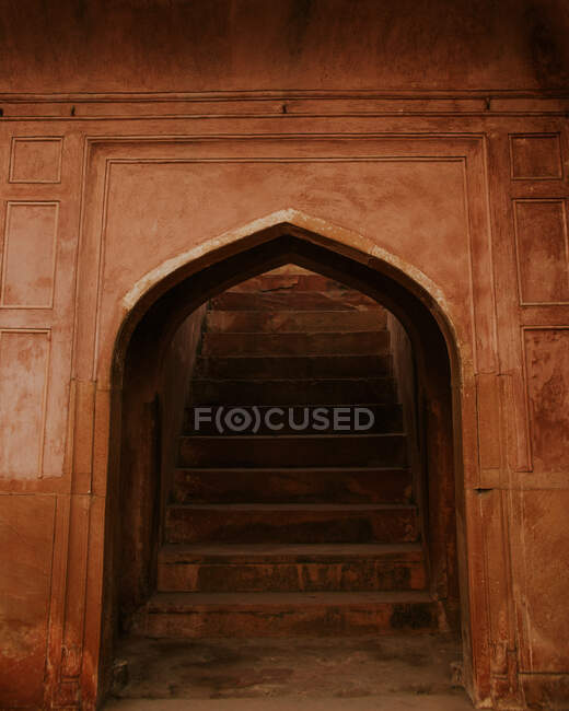Арка зі сходами в старовинній історичній пам'ятці Нью-Делі гробниця Сафдар-Джанг — стокове фото