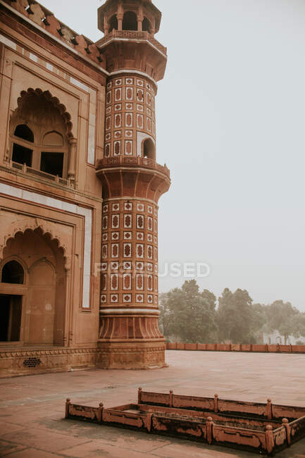 Низький кут старого Мавзолею Сафдарджунг з декоративними елементами і арочними вікнами в Нью-Делі. — стокове фото