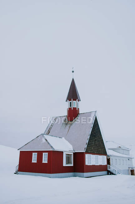 Extérieur en bois de l'église Svalbard située dans les montagnes dans la vallée enneigée en hiver — Photo de stock