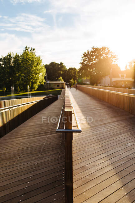 Moderner hölzerner Damm im Grünen an sonnigen Sommertagen unter blauem Himmel — Stockfoto