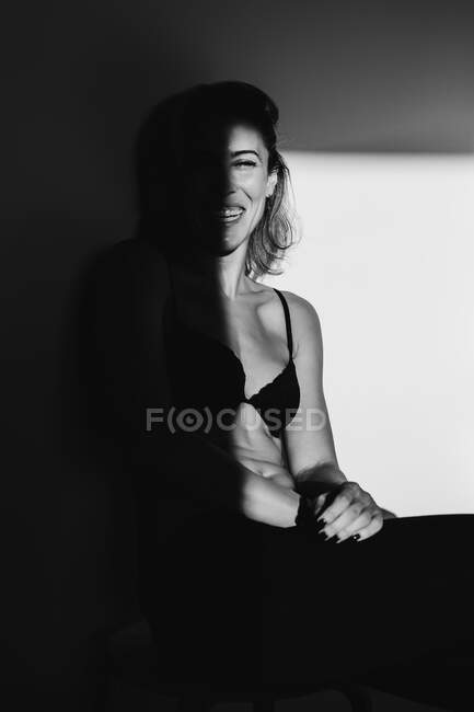 Preto e branco atirar de um sensual bonita mulher jogar entre luz e sombra no lingerie — Fotografia de Stock