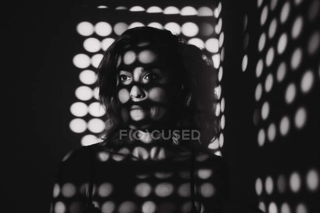 Schwarzweiß-Shooting einer sinnlichen hübschen Frau, die in Dessous zwischen Licht und Schatten spielt — Stockfoto