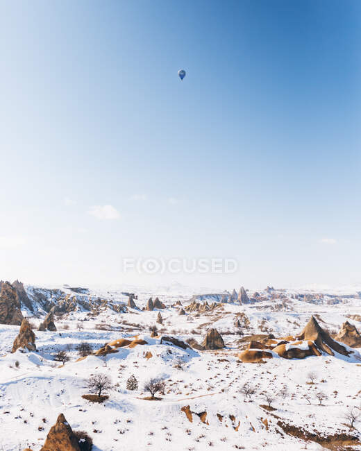 Vue pittoresque sur drone des formations de pierre situées dans la campagne enneigée le jour d'hiver en Cappadoce, Turquie — Photo de stock
