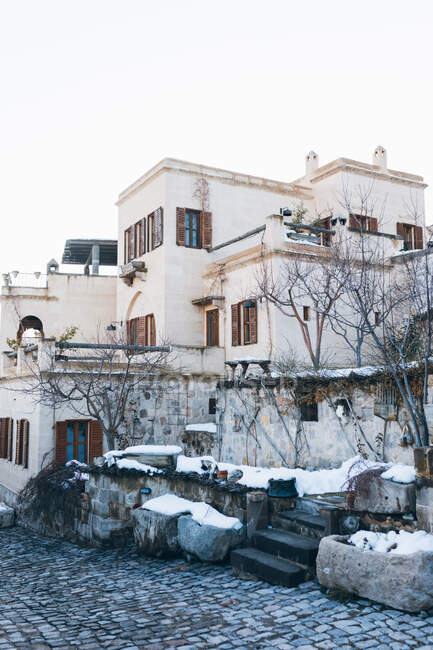 Route goudronnée serrée allant au milieu de maisons âgées minables dans un quartier résidentiel en ville en Turquie — Photo de stock