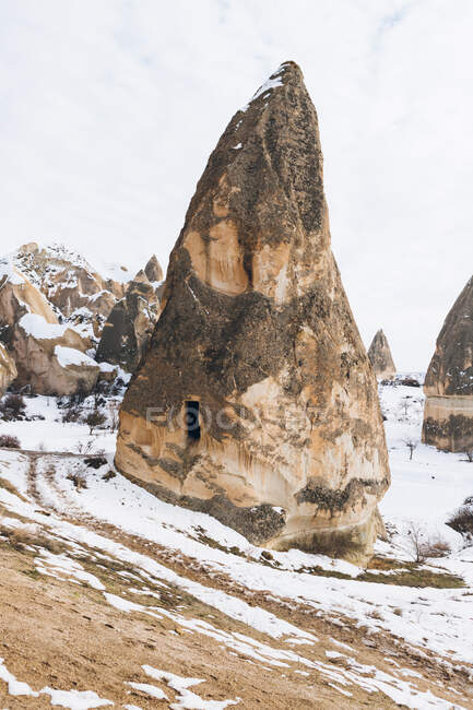 З верхньої брудної дороги до снігового пагорба з відомими стовпами з гострими вершинами у національному парку в Туреччині. — стокове фото