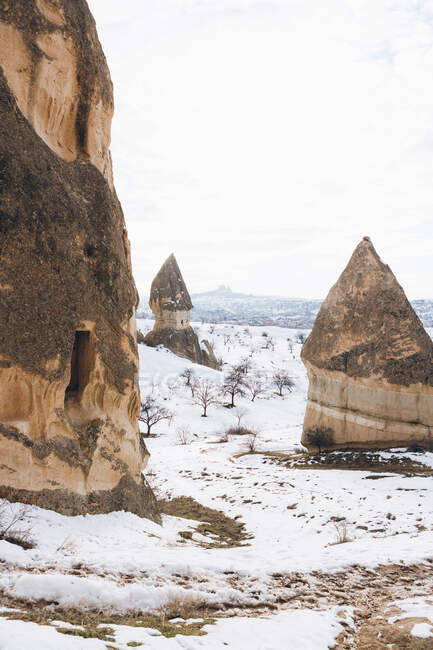 З верхньої брудної дороги до снігового пагорба з відомими стовпами з гострими вершинами у національному парку в Туреччині. — стокове фото
