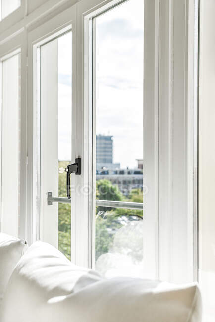 Вид сбоку на окно современного дома с белыми цветами и очень светлым — стоковое фото