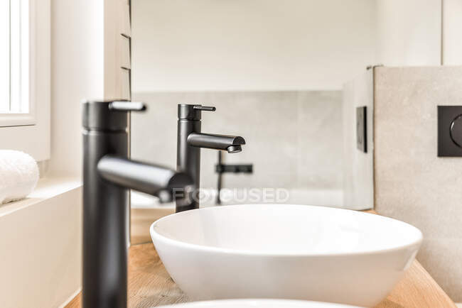 Nahaufnahme eines Luxus-Wasserhahns in einem eleganten Badezimmer — Stockfoto