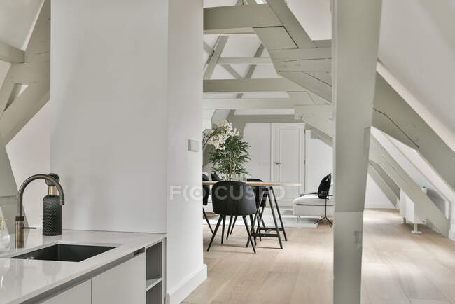 Acogedora zona de cocina con en un amplio apartamento - foto de stock