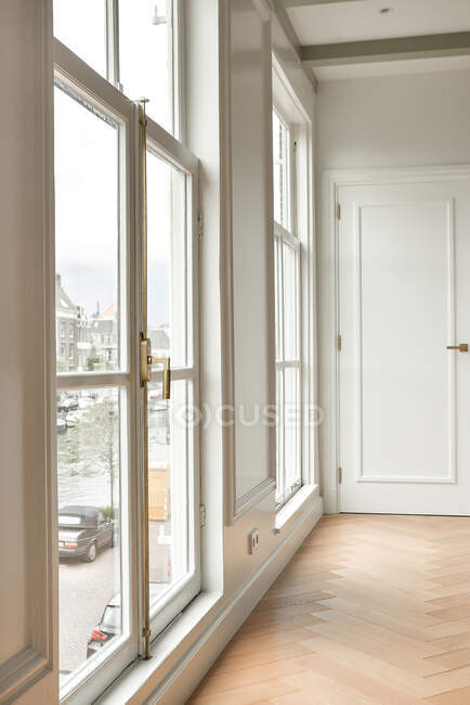 Un lungo corridoio vuoto progettato in stile minimalista con finestre — Foto stock