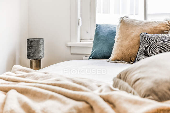 Interno della camera da letto con letto elegante e cuscini — Foto stock
