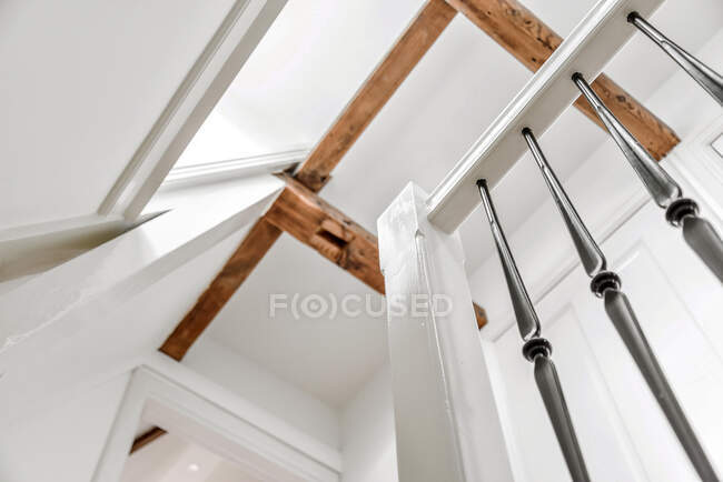 Salón de escaleras de lujo de diseño especial en una casa elegante - foto de stock