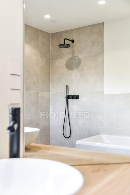 Элегантная просторная ванная комната с красивым дизайном — стоковое фото