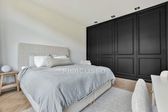 Hermoso diseño interior de dormitorio moderno y acogedor - foto de stock