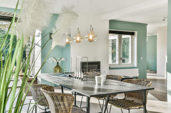 Sala de jantar brilhante com mesa decorativa e cadeiras — Fotografia de Stock