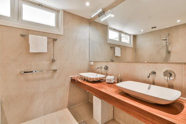 Design intérieur de luxe d'une salle de bain avec murs en marbre — Photo de stock