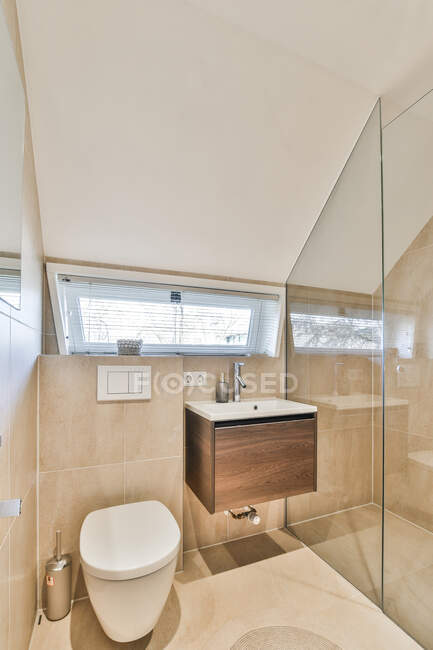 Intérieur de petite salle de bain propre dans un style miniature — Photo de stock