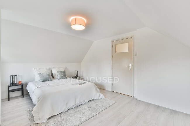Luxus-Schlafzimmer des Hauses in schönem Design — Stockfoto