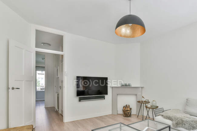 Luxus-Interieur und schönes Wohnzimmer mit Smart-TV — Stockfoto