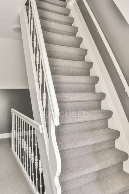 Escadas no corredor de luxo olhando elegância — Fotografia de Stock